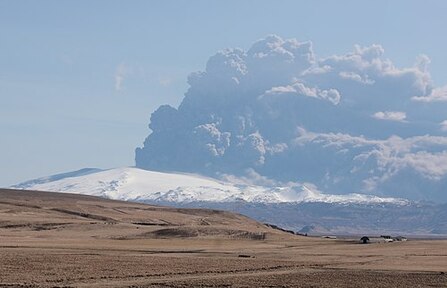 2010年のエイヤフィヤトラヨークトルの噴火の画像