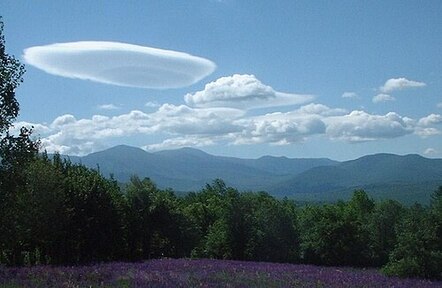 レンズ雲の画像